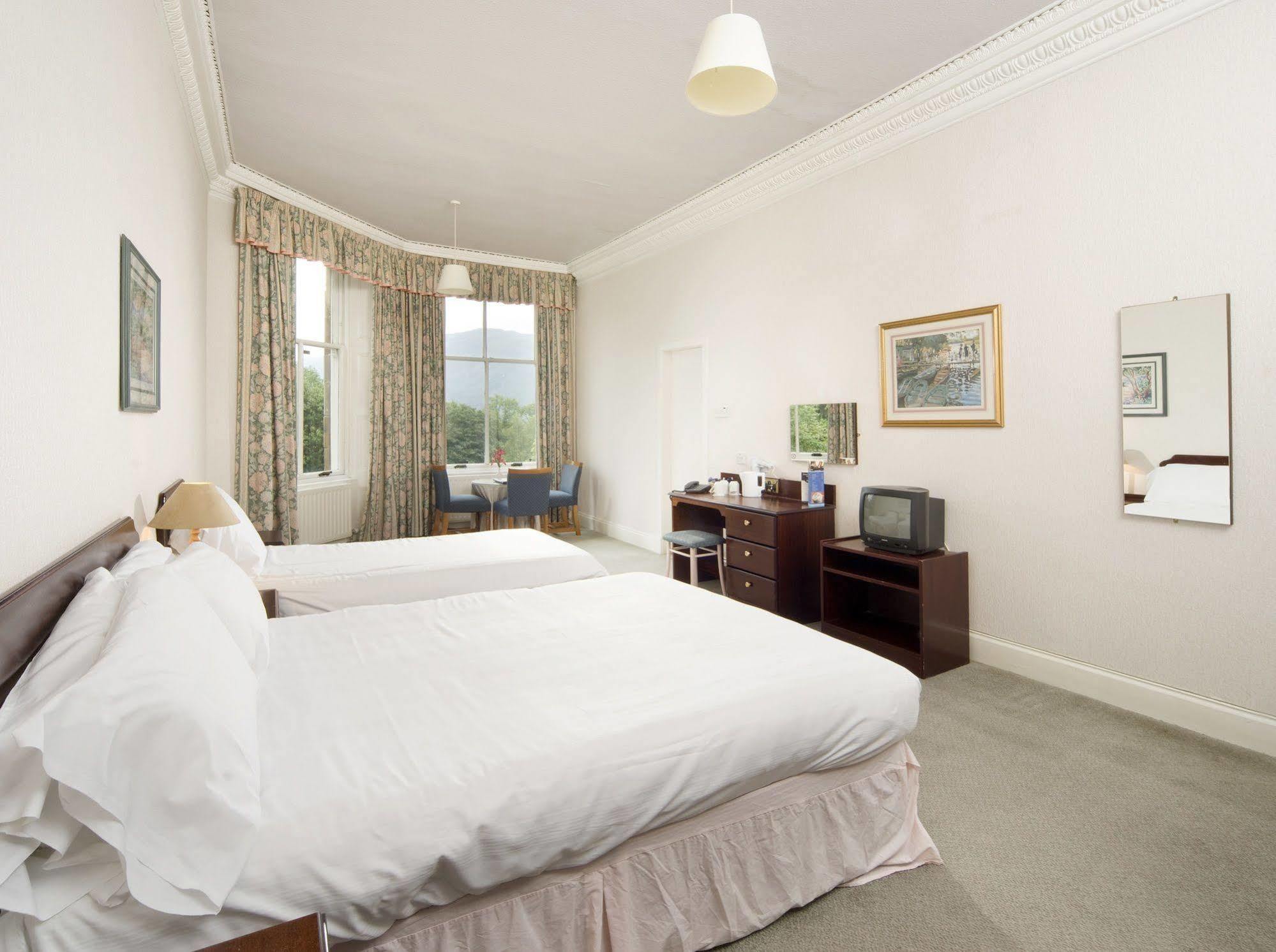The Tarbet Hotel Exterior foto
